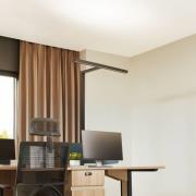 Arcchio LED-Büro-Stehlampe Jolinda, T-Form, schwarz, 4.000 K
