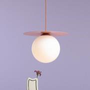 Hängelampe Loop  L, korallenrot, Glaskugel opal, Metall